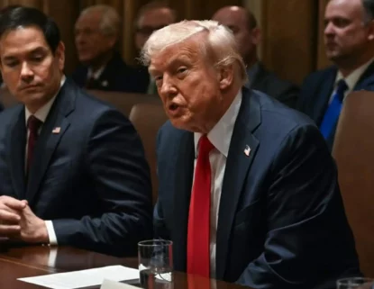 Donald Trump durante discurso; questão de tarifas sobre exportações brasileiras está resolvida, segundo analista.