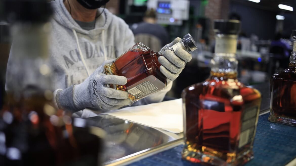 Ações com as maiores movimentações ao meio-dia: SATS, BF.A, SMTC, OKL