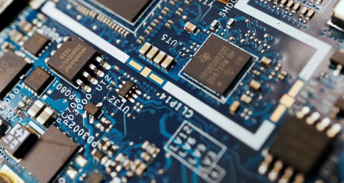 Ações da fabricante de chips Marvell caem após previsão de receita trimestral fraca.