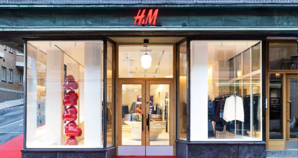 Com a chegada da H&M no Brasil, analista sugere outra ação do varejo com potencial de crescimento de até 58%.