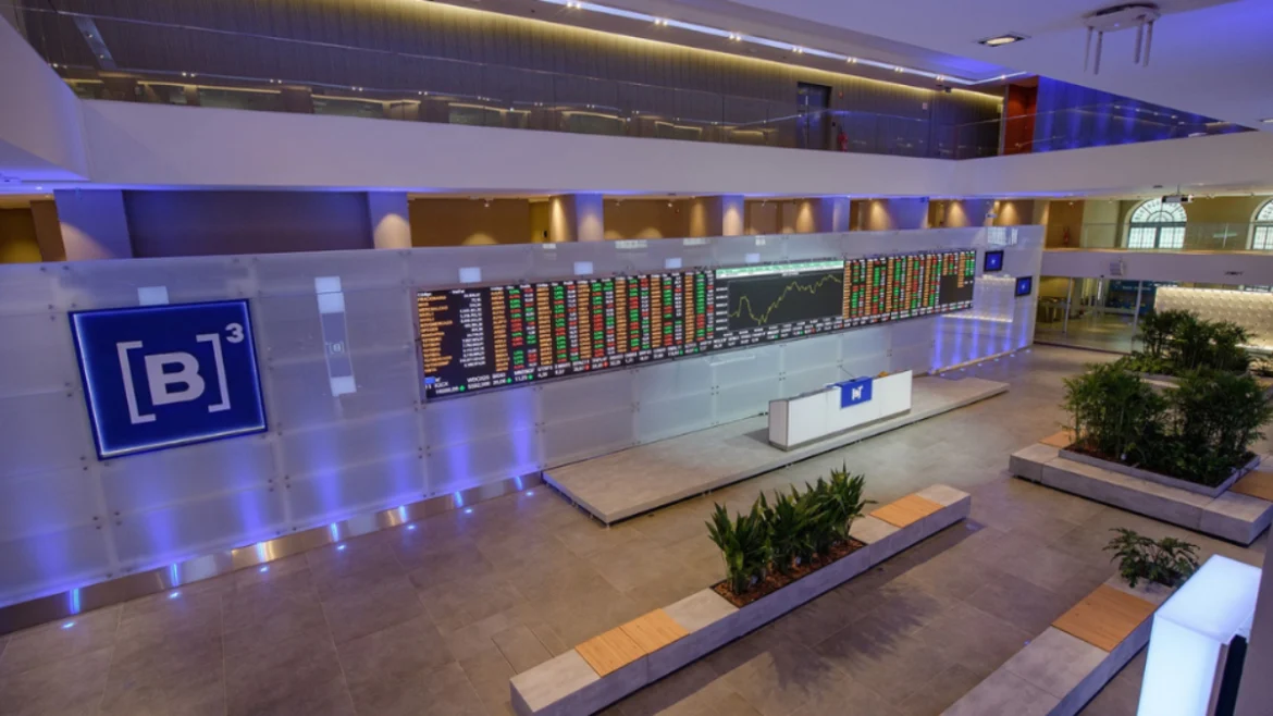 Ibovespa B3 encerra com queda de 0,21%, aguardando dados sobre a inflação; dólar atinge R$ 5,44.