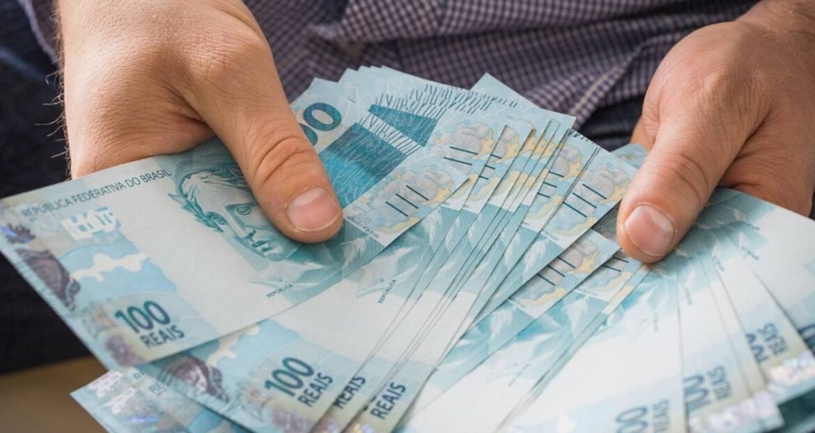 Polícia realiza ação contra fraude financeira associada à Camisaria Colombo.