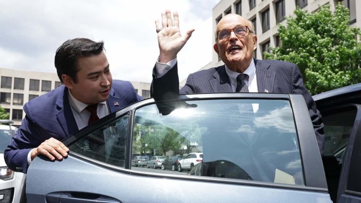 Rudy Giuliani é internado após acidente de carro, informa porta-voz.