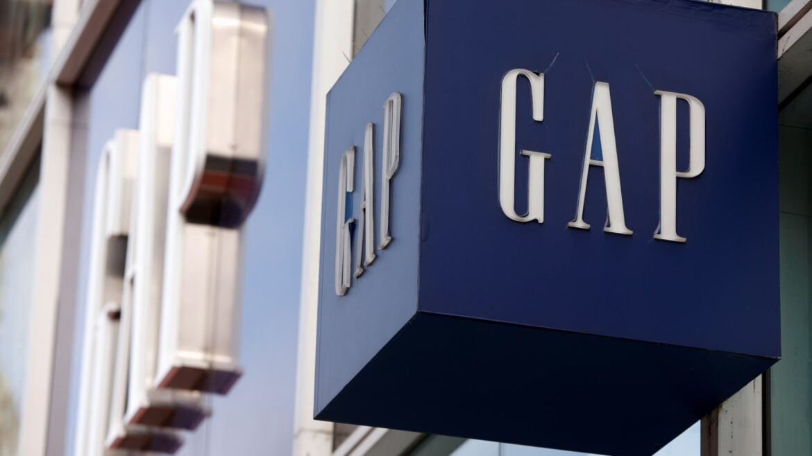 Ações com os maiores movimentos ao meio-dia: GAP, AEO, CRM, FIG