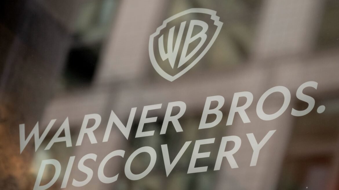Ações da Warner Bros. Discovery disparam após notícia de que a Paramount está se preparando para uma oferta.