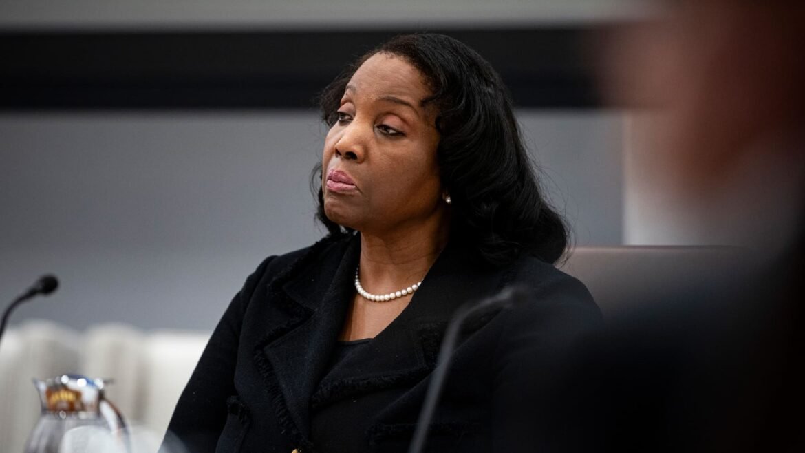 Administração Trump pede ao Supremo Tribunal que permita a demissão da governadora do Fed, Lisa Cook.