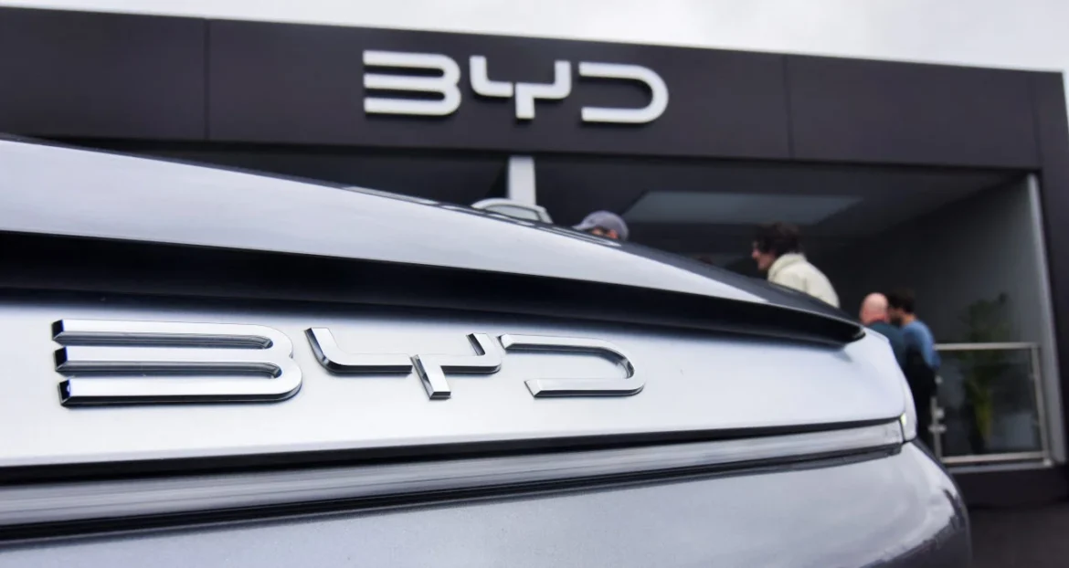 BYD ultrapassa a Tesla na UE pelo segundo mês seguido; Stellantis registra aumento nas vendas.