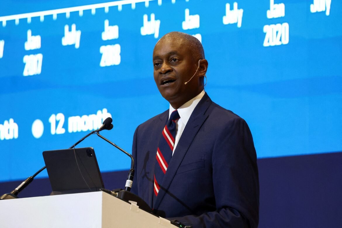 Bostic, do Fed, afirma que a redução de 0,25 p.p. na taxa de juros este ano precisa ser justificada.