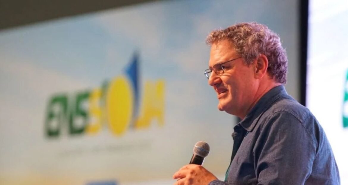 Brasil deve investir como a China, pois as 'regras do jogo' do século XX não são mais eficazes, afirma Marcos Jank.