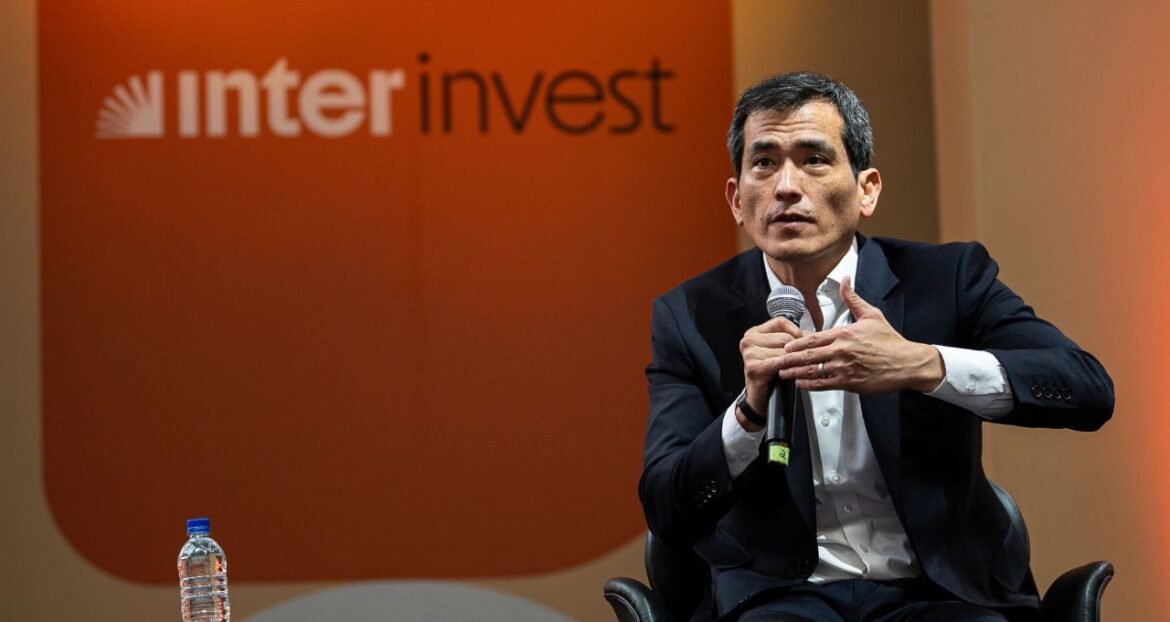 Brasil passa por um momento muito favorável, mas não deve 'desperdiçar recursos', afirma economista-chefe do Itaú Asset.