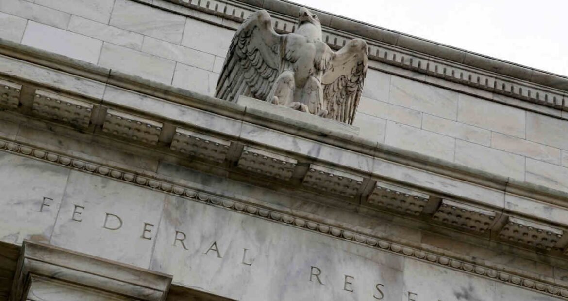 CPI dos EUA surpreende, mas previsões para o PCE mantêm perspectiva de reduções nas taxas de juros pelo Fed.