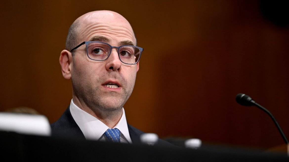 Candidato de Trump ao Fed, Stephen Miran, recebe votação no Senado antes da reunião do FOMC.