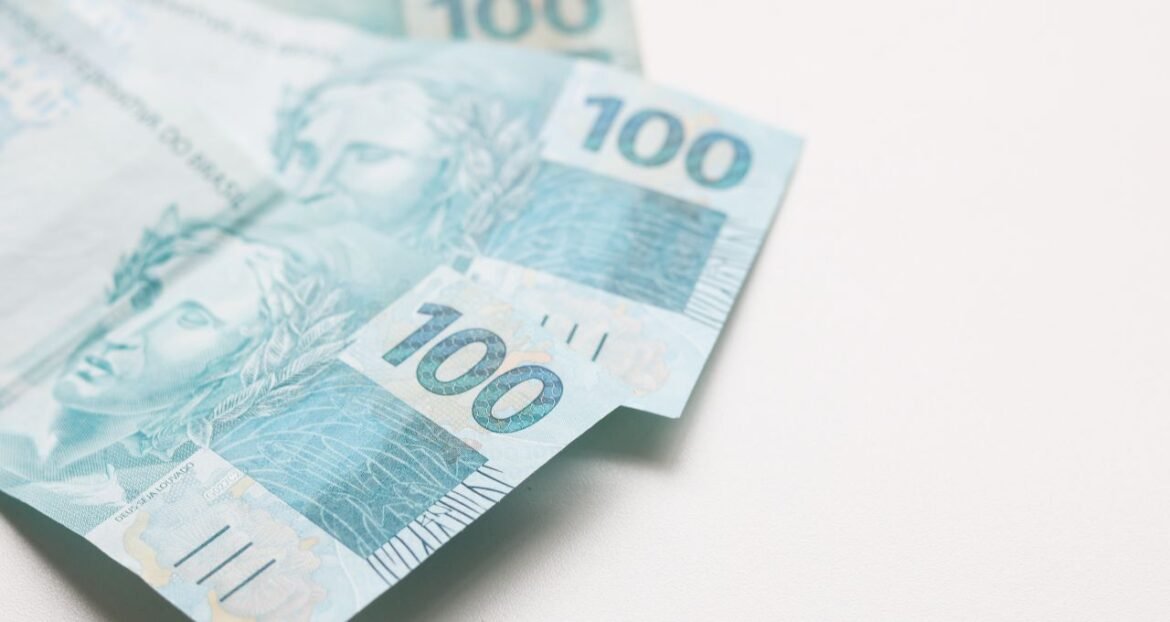 Com a Ata do Copom sem indicar redução de juros, especialista sugere investimentos em renda fixa para obter retornos superiores à Selic.