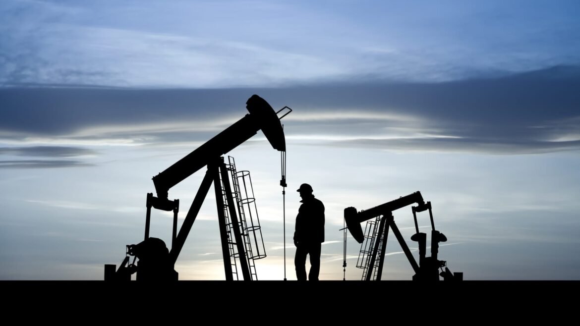 Companhias de petróleo cortam milhares de empregos com a queda dos preços e aumento das tarifas.