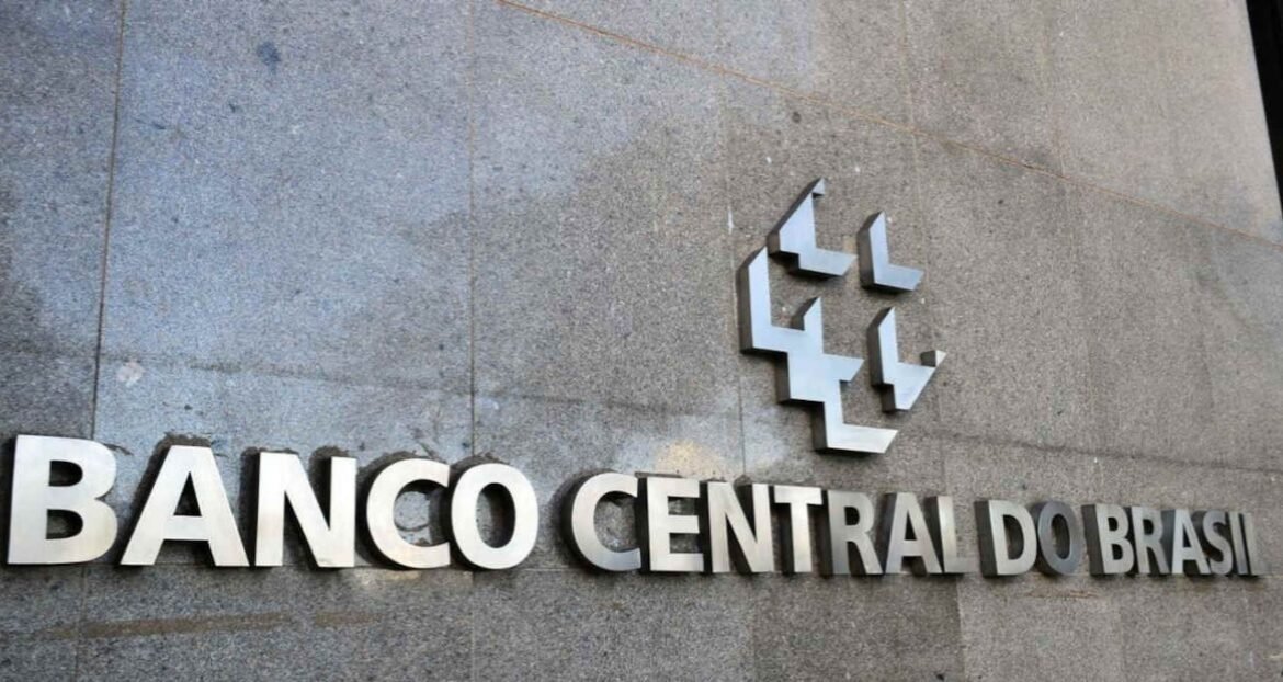 Copom deve manter a Selic em 15% e evitar novos aumentos, mas não considerará cortes a curto prazo, segundo a XP.