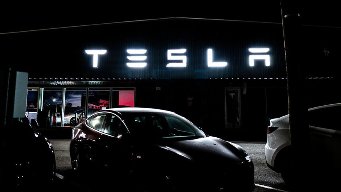 Deutsche Bank eleva a projeção para ações da Tesla, afirmando que iniciativas de IA da montadora de veículos elétricos irão impulsionar os papéis.