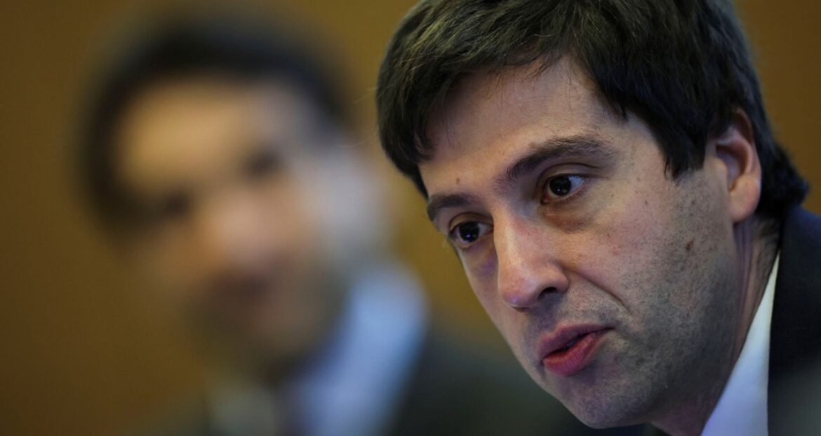 Diretor do Banco Central afirma que previsões apontam para inflação acima do limite da meta nos próximos meses.
