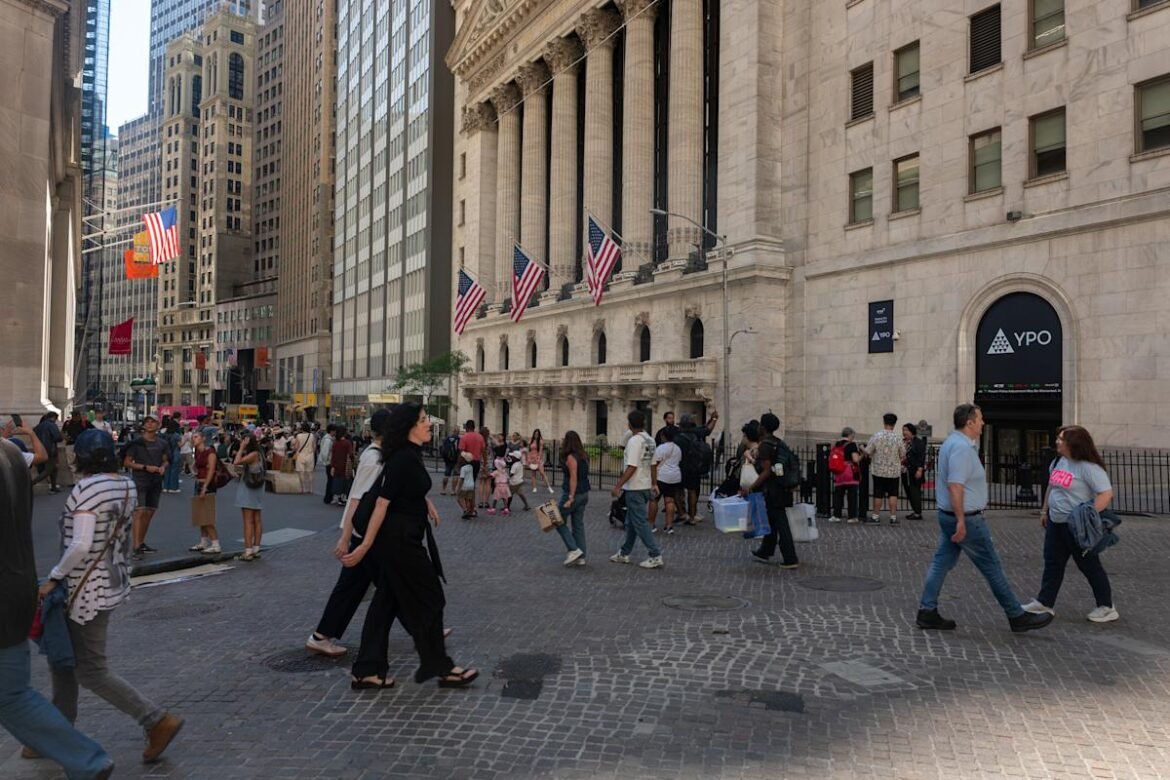 Dow, S&P 500 e Nasdaq a caminho de recordes após sinalizações do Fed sobre mais cortes; Nvidia aposta na Intel.