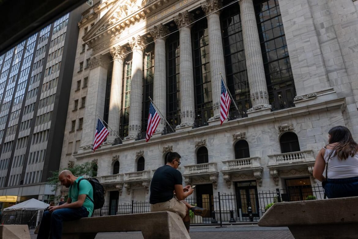 Dow, S&P 500 e Nasdaq caem diante de forte crescimento do PIB e redução nos pedidos de auxílio-desemprego.
