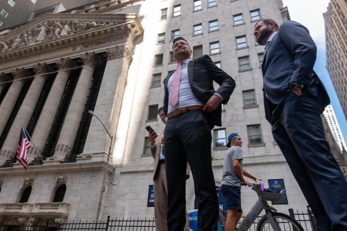 Dow cai, S&P 500 e Nasdaq recuam de máximas enquanto Wall Street aguarda decisão do Fed