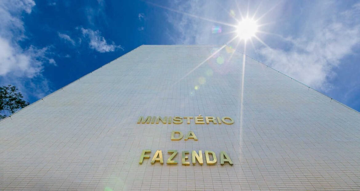 Fazenda projeta inflação e PIB reduzidos para 2025.