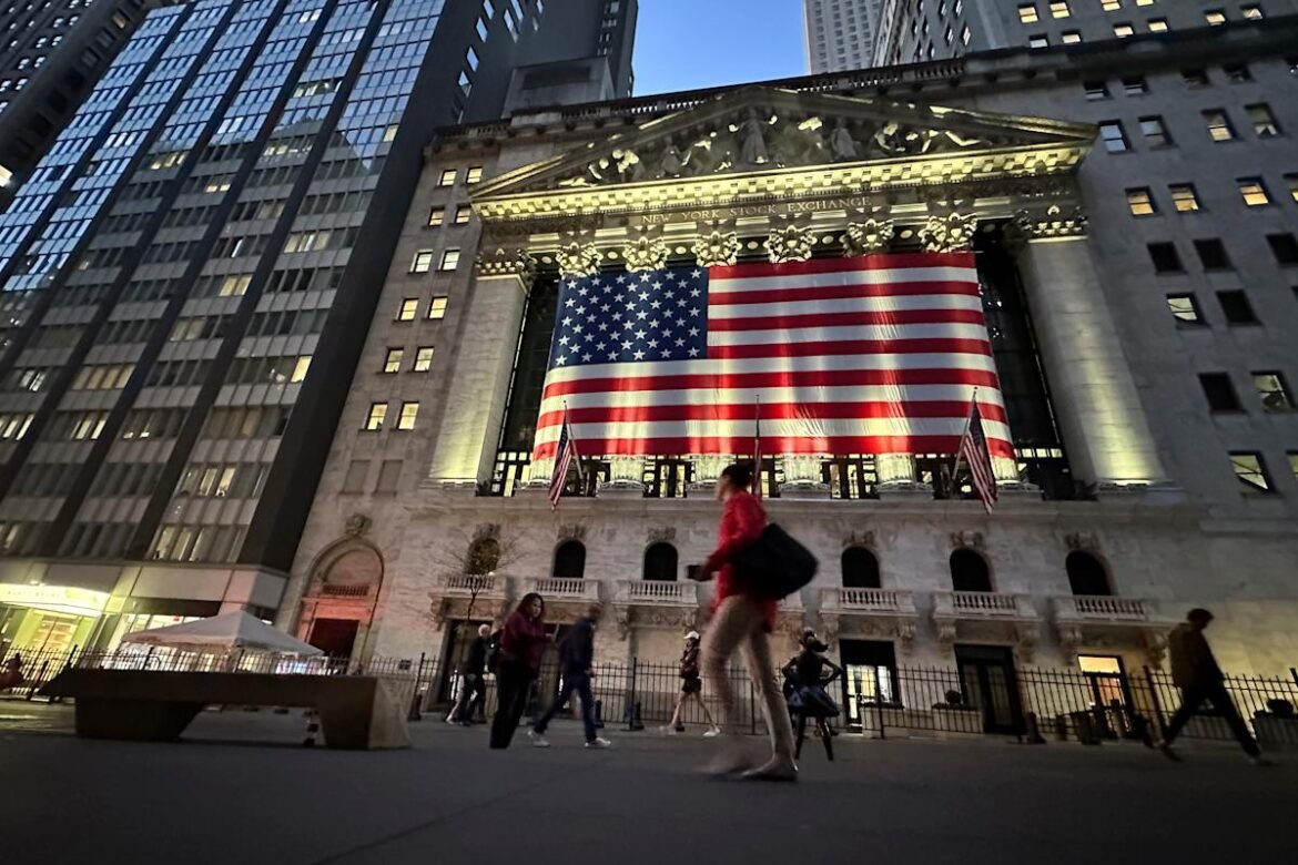 Futuros do Dow, S&P 500 e Nasdaq flutuam com sinais de pressão no mercado de trabalho, aumentando apostas em cortes de juros.