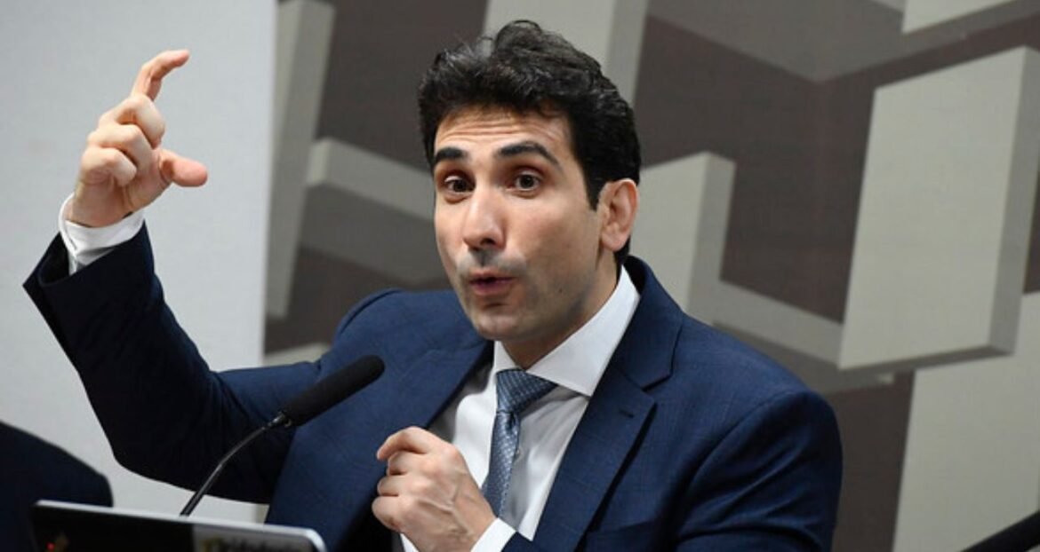 Galípolo afirma que o Banco Central permanece 'dependente de informações' para decidir sobre a Selic e menciona a lentidão da atividade econômica.