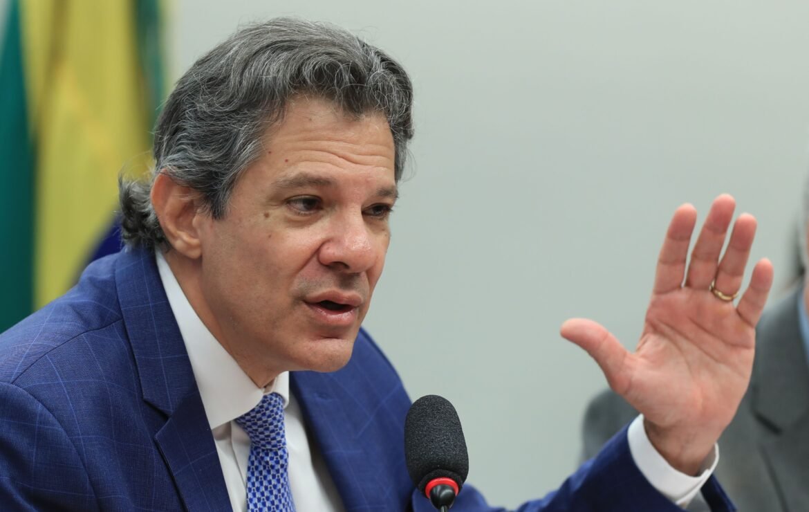 Haddad expressa preocupação com proposta que possibilita a demissão de diretores do BC.