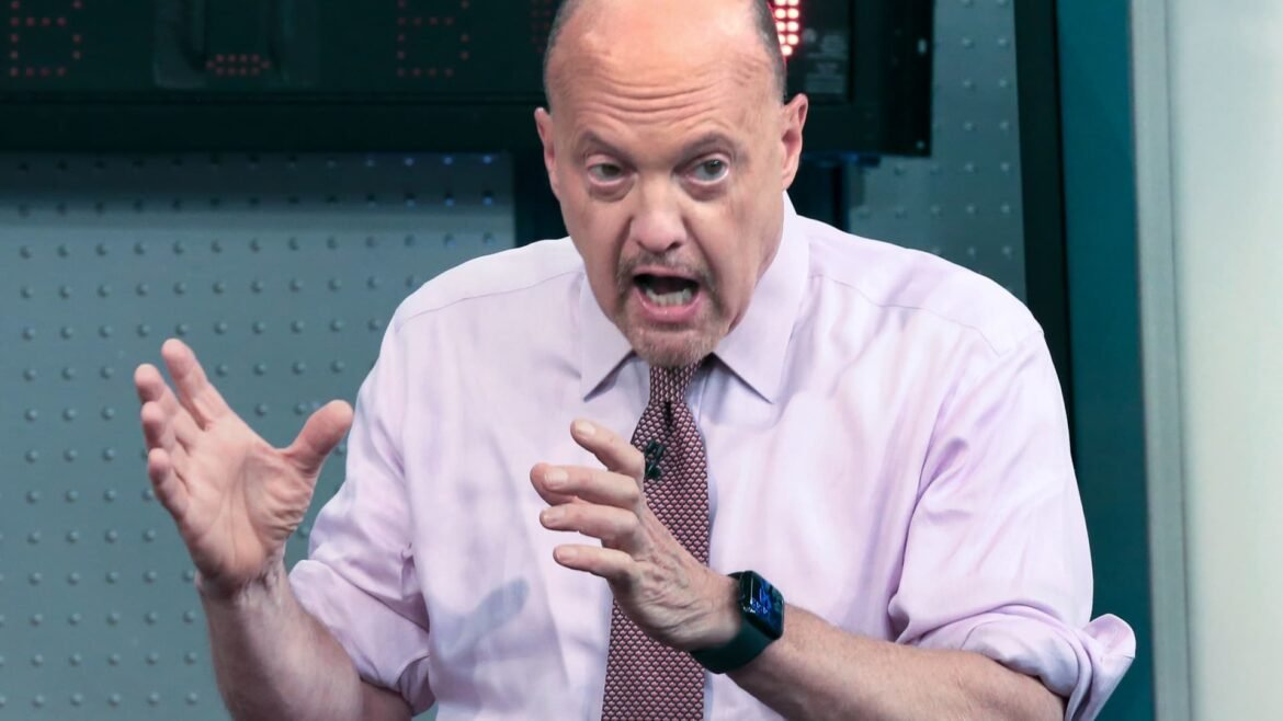 Jim Cramer diz que a Apple está bem posicionada, mesmo sem sua própria tecnologia de IA.