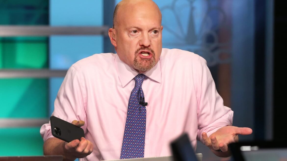 Jim Cramer explica como escolher ações promissoras de crescimento no varejo.