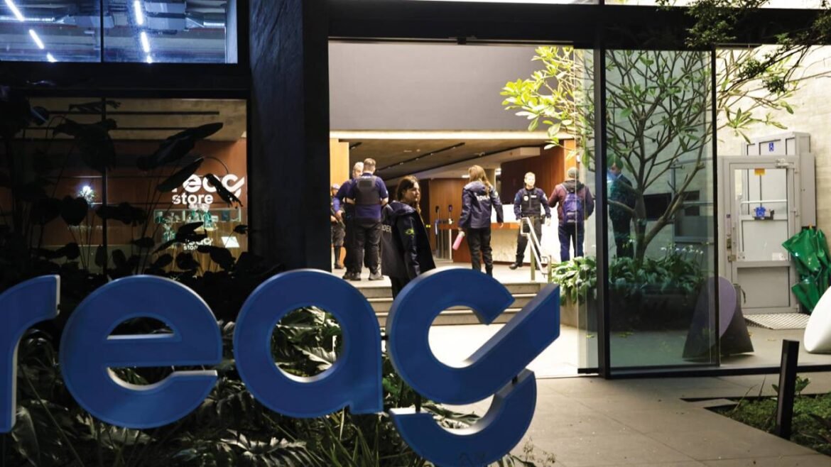 Membros do conselho consultivo pedem demissão em grupo e Reag dissolve a reunião.