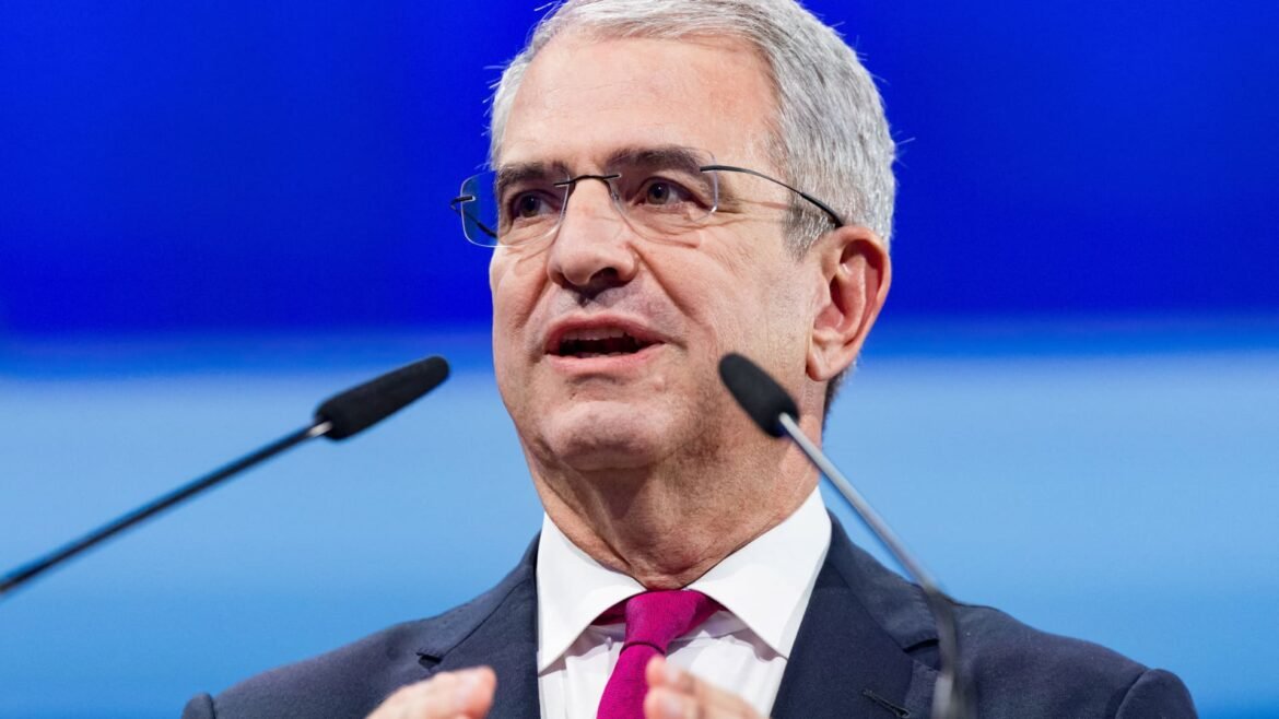 Nestlé demite CEO Freixe após relacionamento romântico com funcionária.