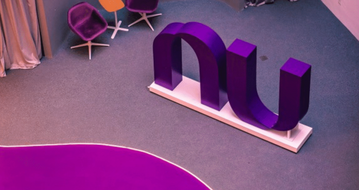 Nubank (NU) solicita autorização bancária nos EUA; ações apresentam forte alta.