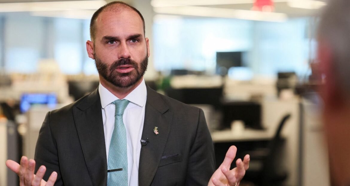 PGR acusa Eduardo Bolsonaro de coação no caso que resultou na condenação de Jair Bolsonaro por tentativa de golpe.