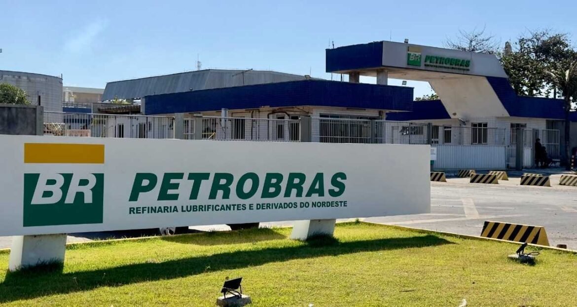 Petrobras (PETR3; PETR4) cai quase 3% acompanhando a tendência do petróleo; quais fatores estão influenciando a commodity?