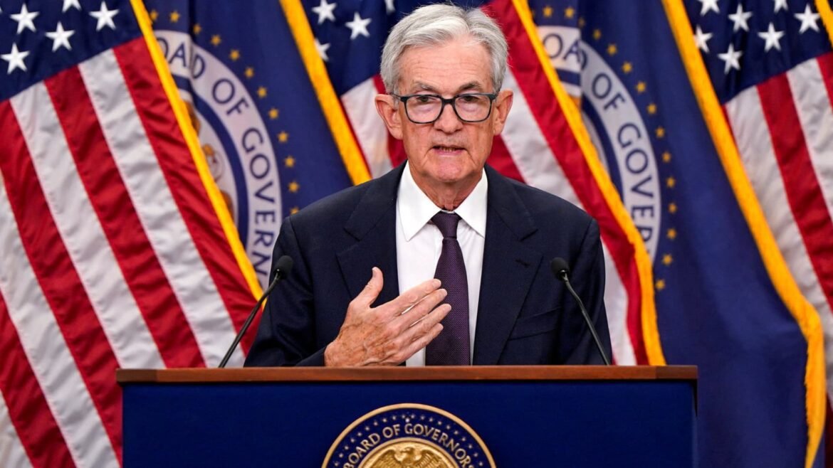 Powell afirma que a desaceleração do mercado de trabalho levou à redução da taxa de juros e prevê uma "situação desafiadora" pela frente.