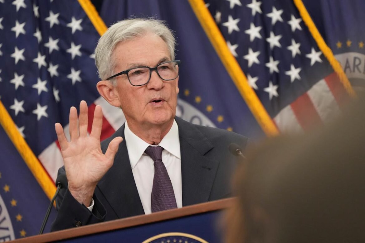 Powell alerta que 'não existem caminhos sem riscos atualmente'