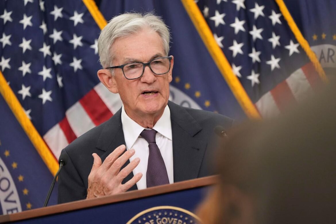 Powell indica ao Federal Reserve que proceda com cautela nas reduções da taxa de juros.