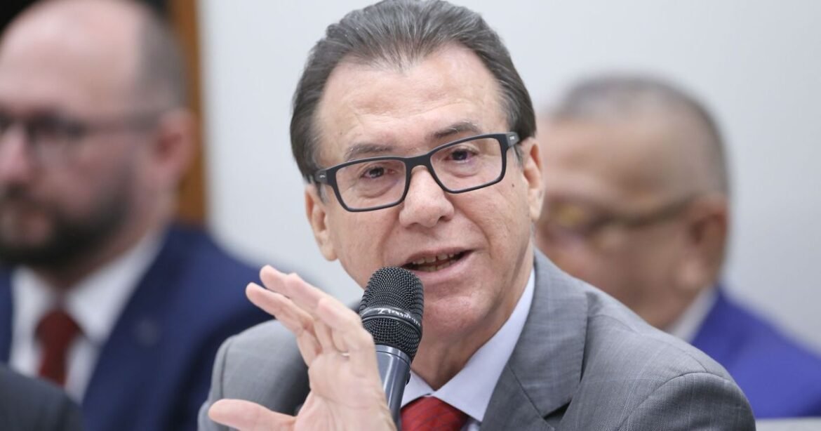 Redução de empregos formais é um "alerta" para o Banco Central, afirma Marinho.