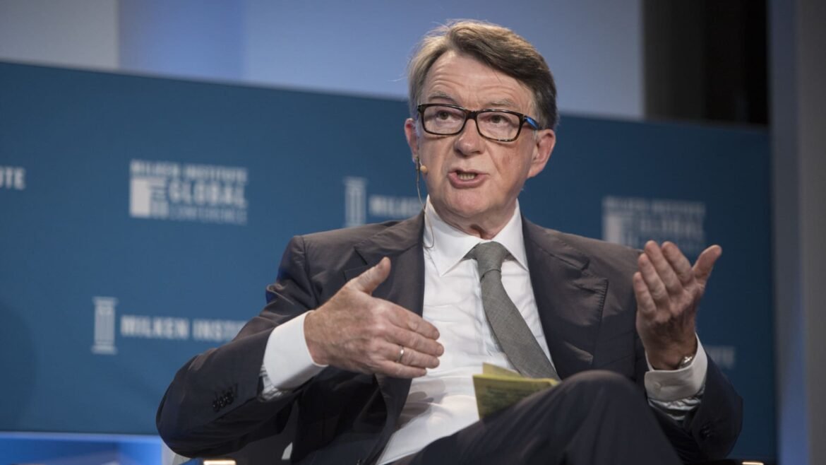 Reino Unido demite o embaixador dos EUA, Peter Mandelson, devido a ligações com Epstein