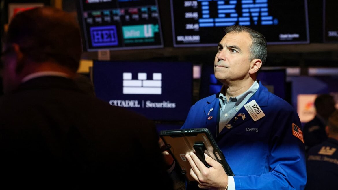 Rendimento do Tesouro de 10 anos nos EUA cai para 4% e depois se recupera enquanto investidores avaliam dados de inflação.
