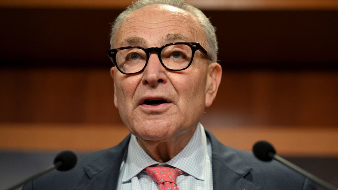 Schumer pede a Trump que negocie antes do prazo para a paralisação.