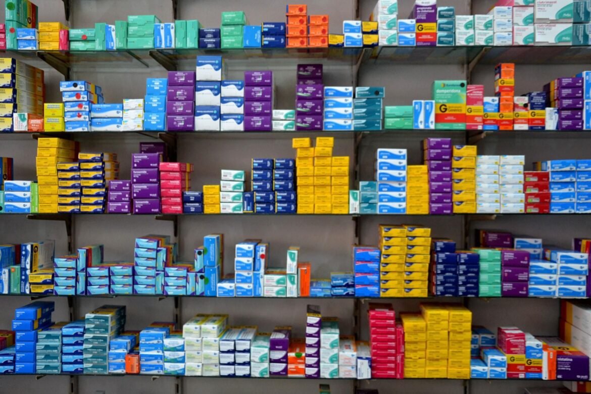 Senado determina que supermercados devem ter farmácia para comercializar medicamentos.