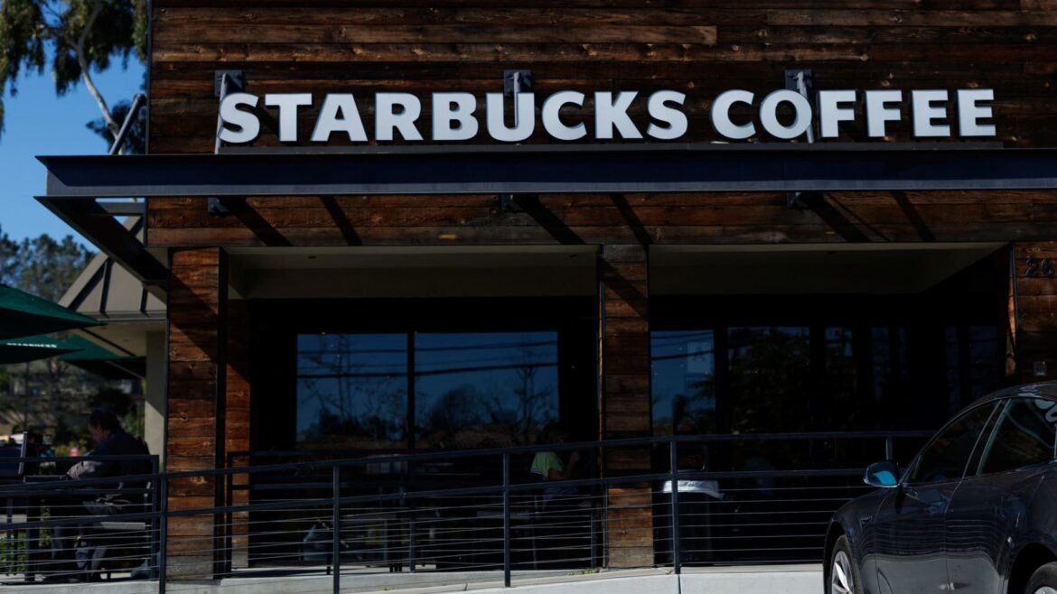 Starbucks vai fechar lojas e demitir funcionários em reestruturação de R$ 5 bilhões no Brasil.