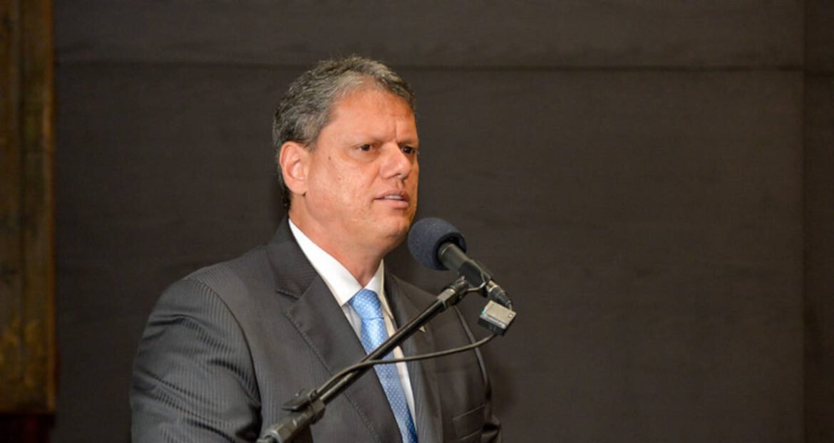 Tarcísio retorna a Brasília para defender a anistia após o julgamento de Bolsonaro.