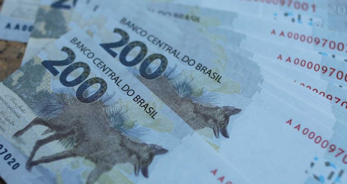 Taxas dos DIs diminuem após informações dos EUA fortalecerem a expectativa de redução de juros pelo Fed.