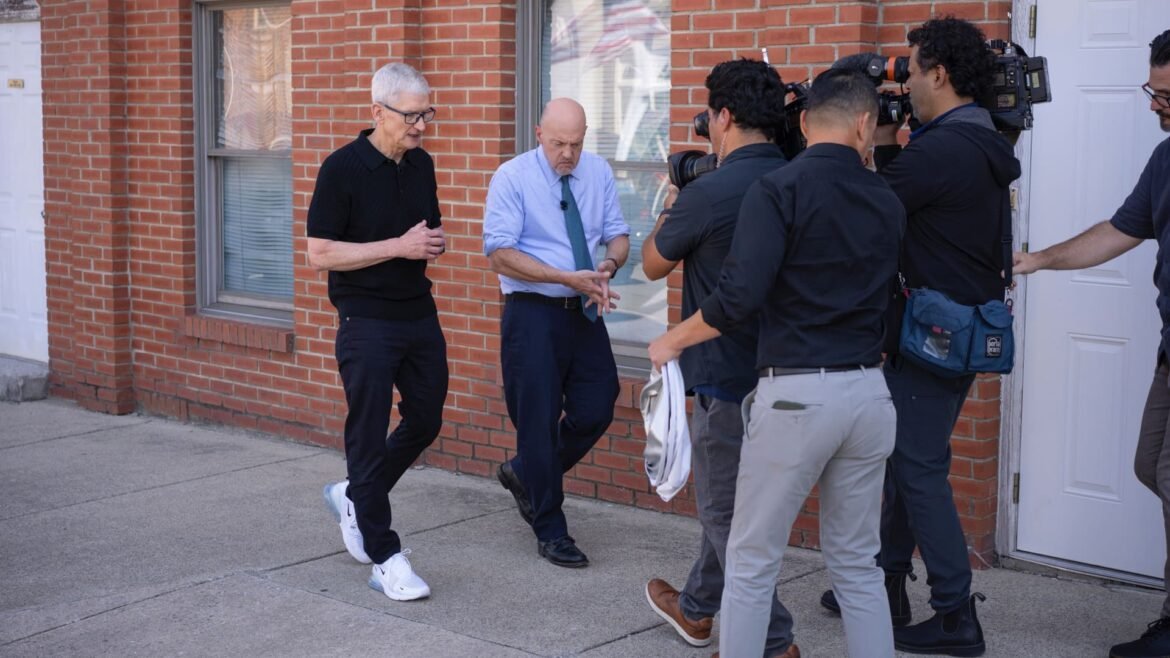 Tim Cook afirma que a expansão da fabricação da Apple nos EUA provocará um "efeito dominó".