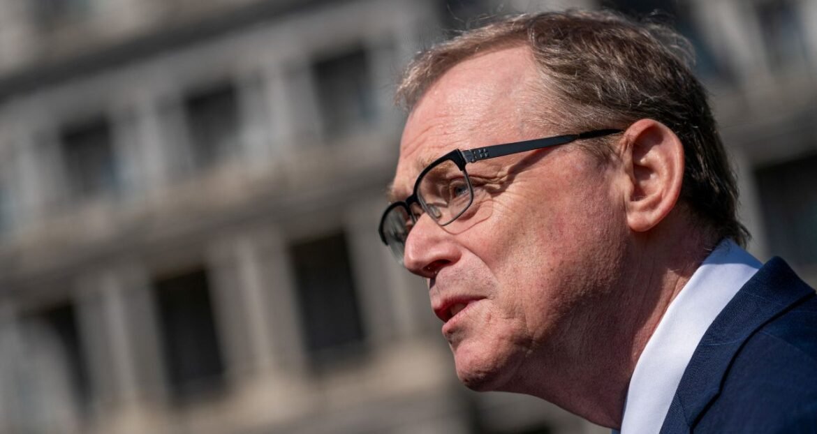 Trump afirma que a lista de candidatos à presidência do Fed inclui Hassett e Bessent.