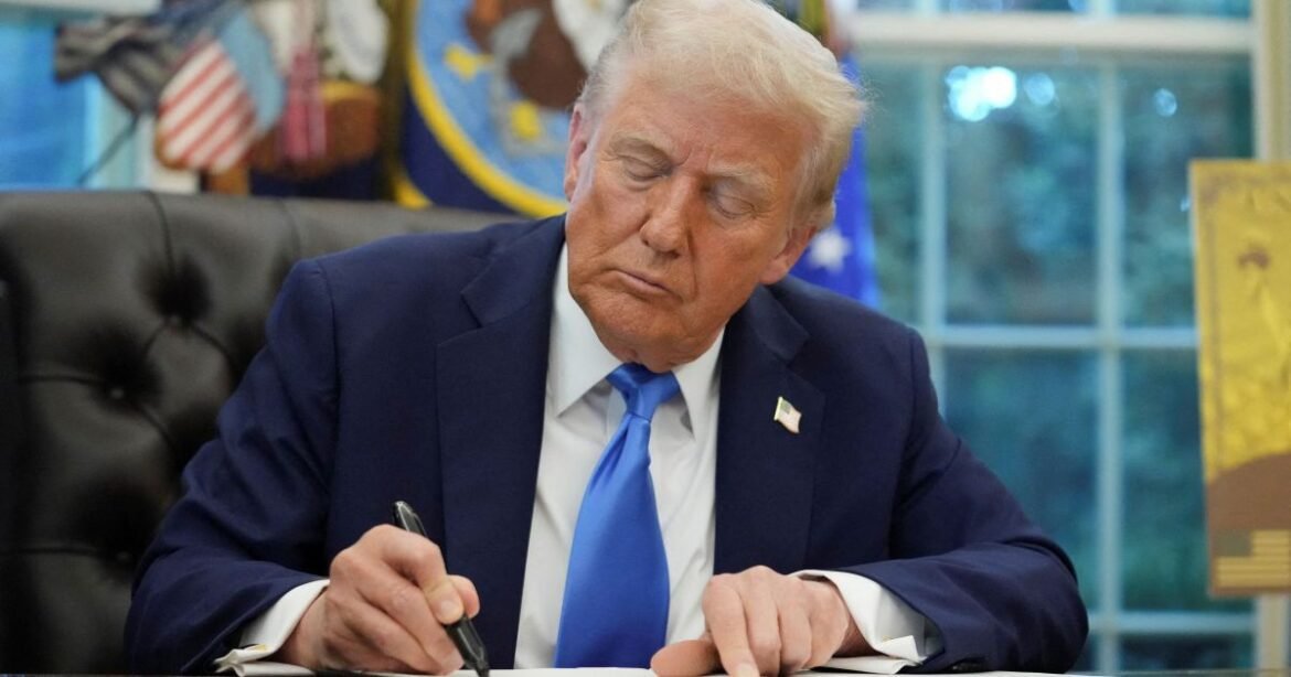 Trump anuncia que aplicará tarifa de 100% em filmes produzidos fora dos EUA.