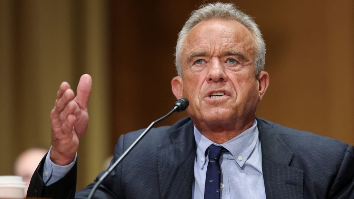 Trump assina documento para combater anúncios de medicamentos direcionados ao consumidor.